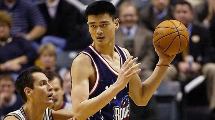中国篮坛的伟人姚明的nba传奇生涯故事「中国篮坛的伟人姚明的NBA传奇生涯故事」