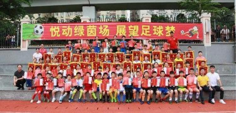 2023年深圳市龙华杯足球公开赛龙华区未来小学女子足球队夺得冠军