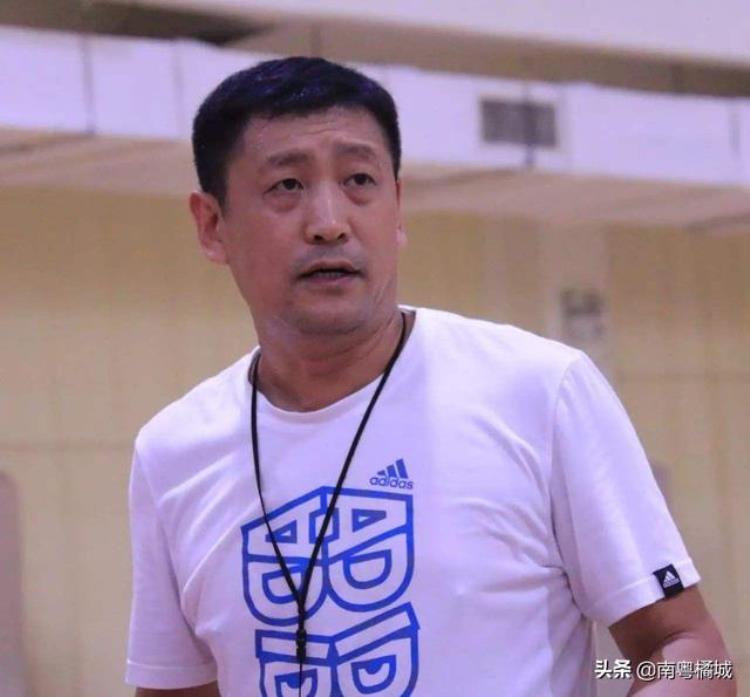 广东宏远第一批球员「广东宏远男篮1995至1996年CBA第一个赛季队员简介你认识多少个」