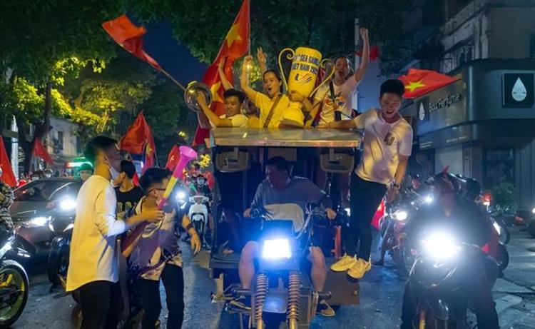 越南国家队球员「场面震撼越南队夺冠球迷上街庆祝韩国主帅被抛起摔到腰部」