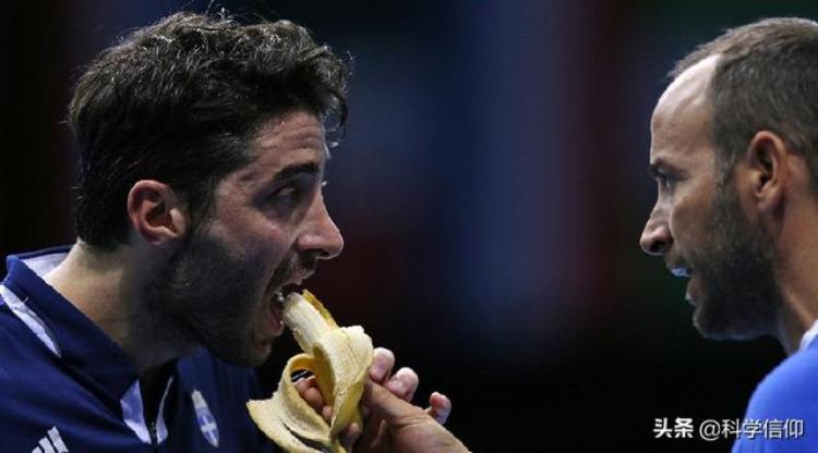 运动员比赛间歇都爱吃香蕉是因为香蕉营养丰富并不是