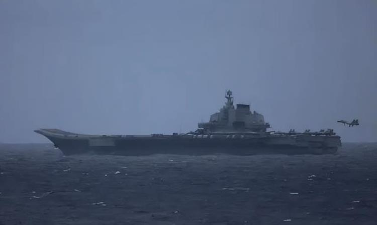 中美航母同处台湾以东海域解放军18架战机助阵