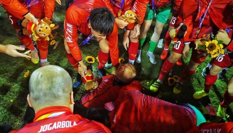 越南国家队球员「场面震撼越南队夺冠球迷上街庆祝韩国主帅被抛起摔到腰部」