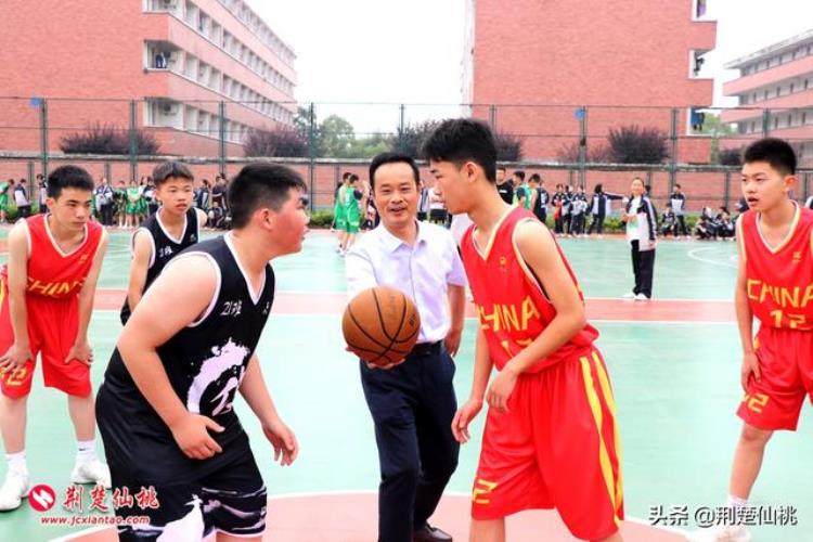 篮球赛挥洒青春激情洋溢「更青春让激情在篮球场上挥洒」
