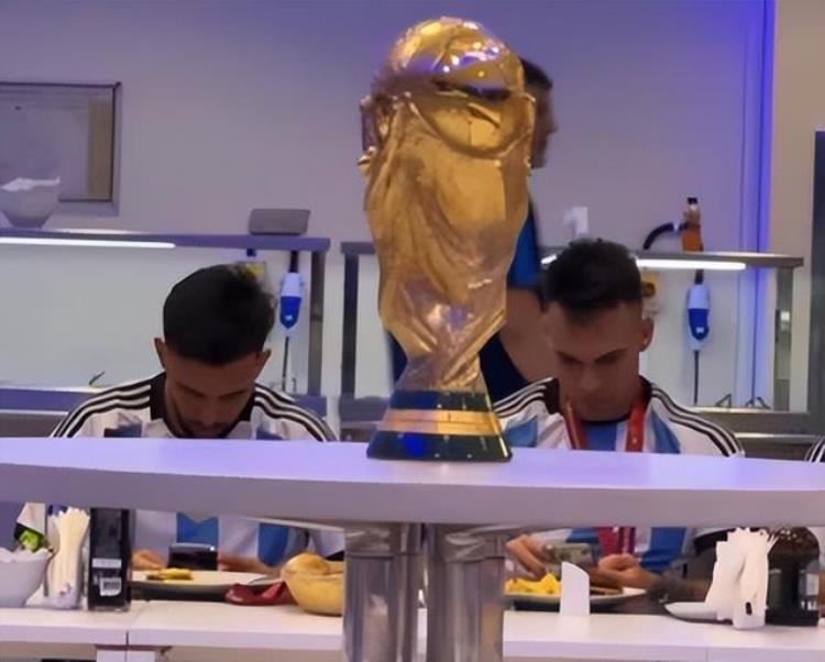 阿根廷夺冠纪念t恤「这也行奇葩有阿根廷球员剪走1件非常特殊的决赛纪念品」