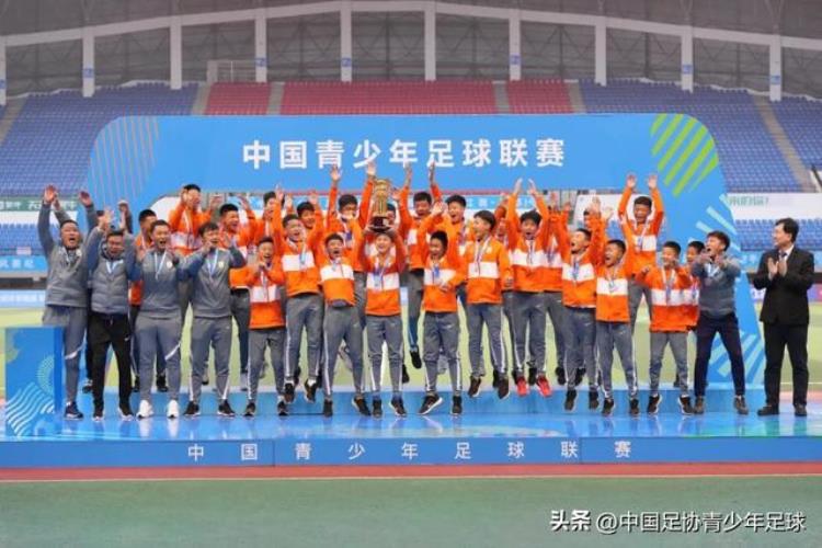 第一届全国青少年足球「第一届中国青少年足球联赛颁奖仪式在江西于都举行」