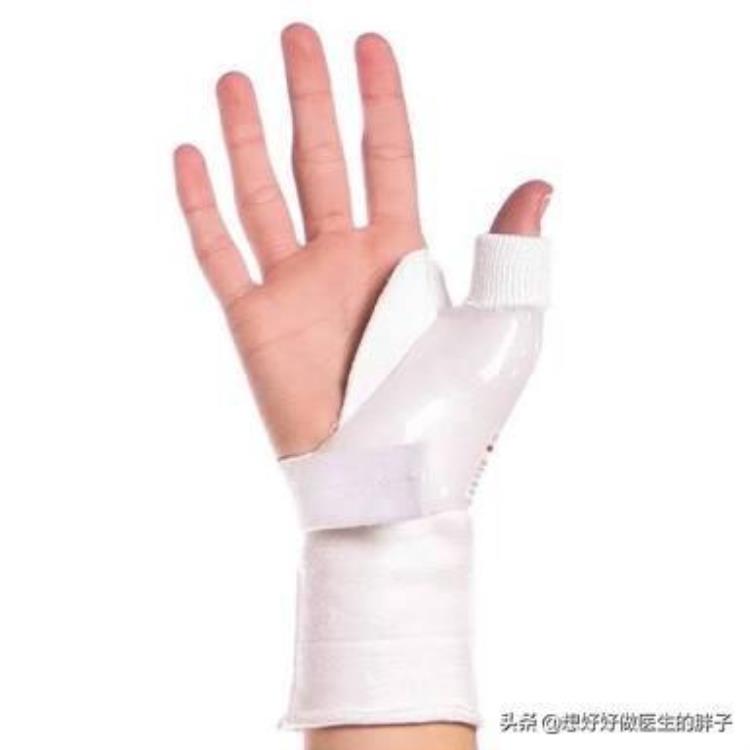 手指打篮球受伤了,一个月都没好怎么回事「手指打篮球挫伤了半年不恢复还肿着听听医生给您的治疗建议」