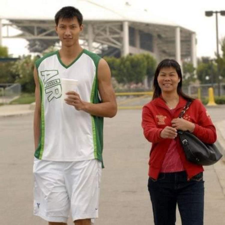 中国篮球运动员媳妇「盘点中国篮球伟大母亲大郅妈妈曾受委屈方凤娣引姚明上篮球路」