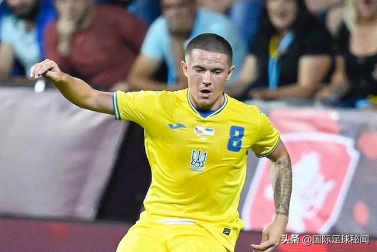 乌克兰国足队服「弃足从戎乌克兰年轻国脚已脱下球服换上军服」
