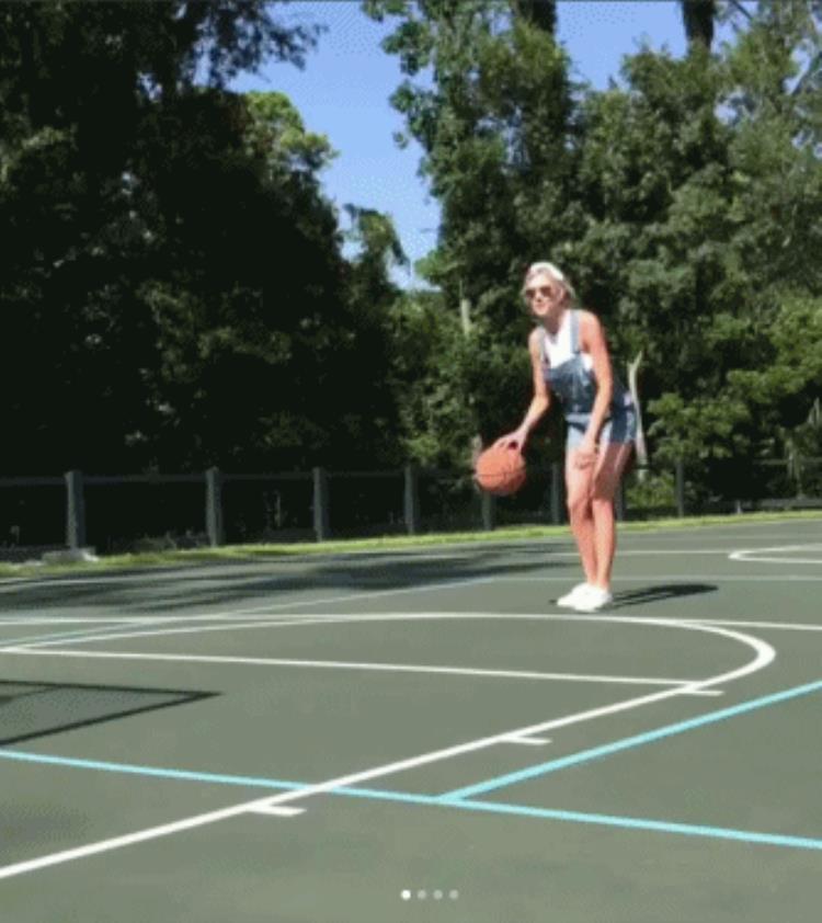 篮球规则,自抛自接「给跪了自抛自扣中圈远射这样才叫真正的篮球女神啊」