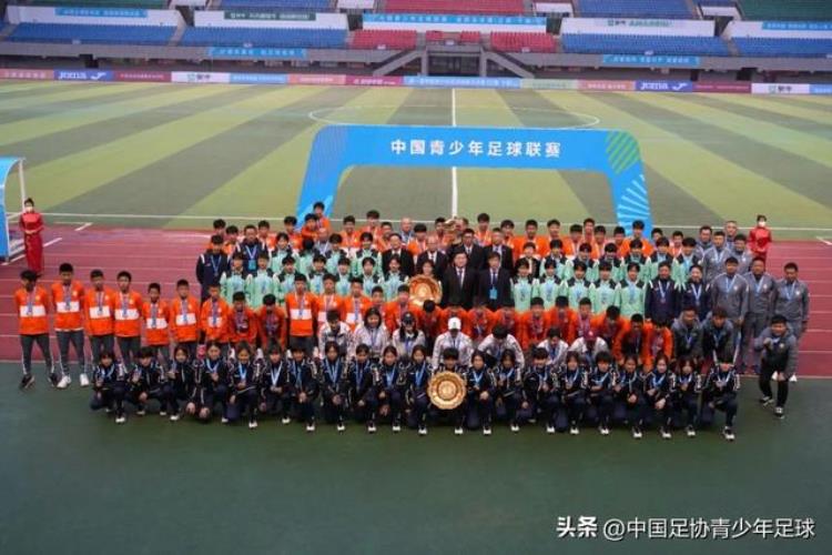 第一届中国青少年足球联赛颁奖仪式在江西于都举行
