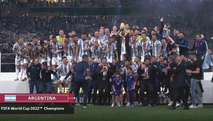 阿根廷夺冠纪念t恤「这也行奇葩有阿根廷球员剪走1件非常特殊的决赛纪念品」