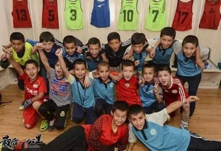 新疆乌鲁木齐市第五小学足球「新疆乌鲁木齐第五小小学足球队五次获得世界冠军」