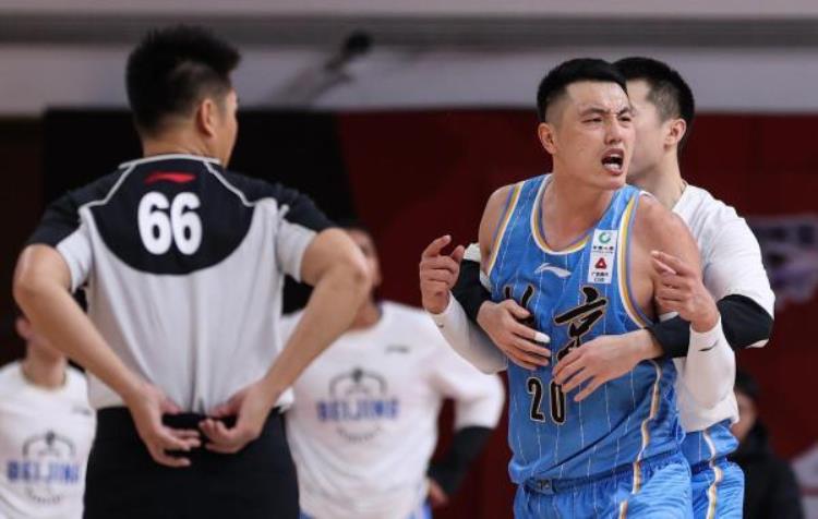 cba北京队犯规「纵观CBA北京队一场罢赛闹剧揭开中国篮球最丑陋的伤疤」