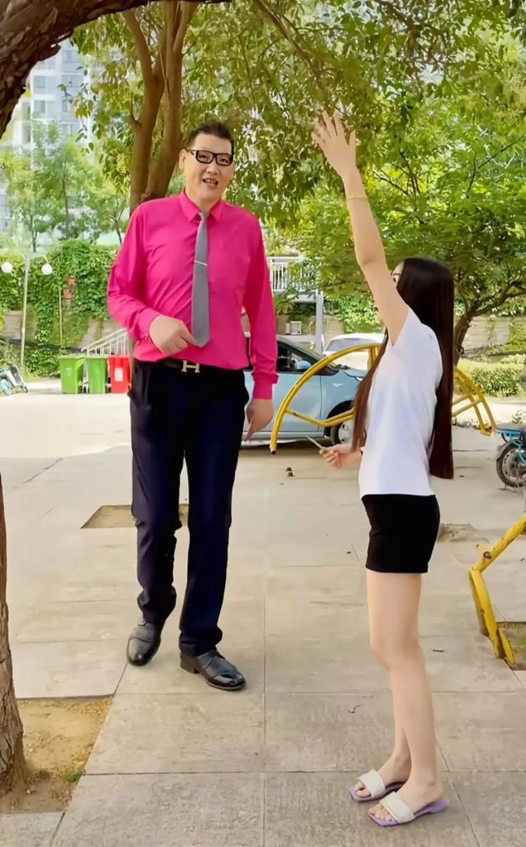 王祖蓝与老婆身高「王祖蓝身高16米老婆175米不算啥张欢高238米妻子才15米」