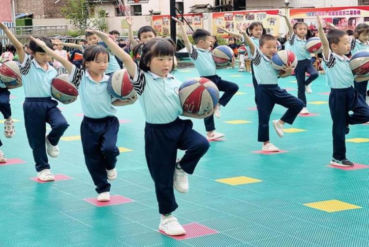 幼儿园篮球操节「动感篮球快乐我秀江西省会昌县小密中心幼儿园篮球操比赛活动」