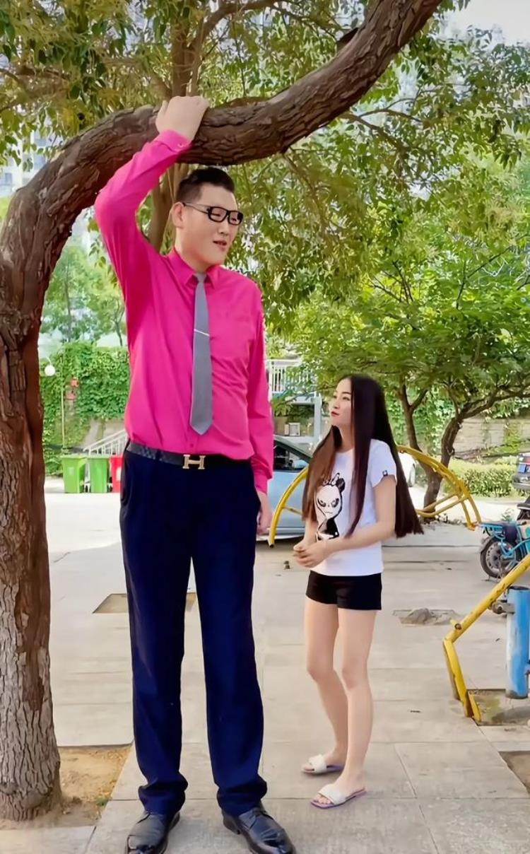 王祖蓝与老婆身高「王祖蓝身高16米老婆175米不算啥张欢高238米妻子才15米」