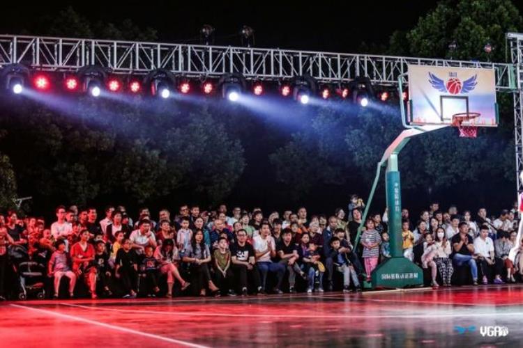 杭州这个街道办的民间篮球赛10岁了现场还搞起超嗨的扣篮大赛
