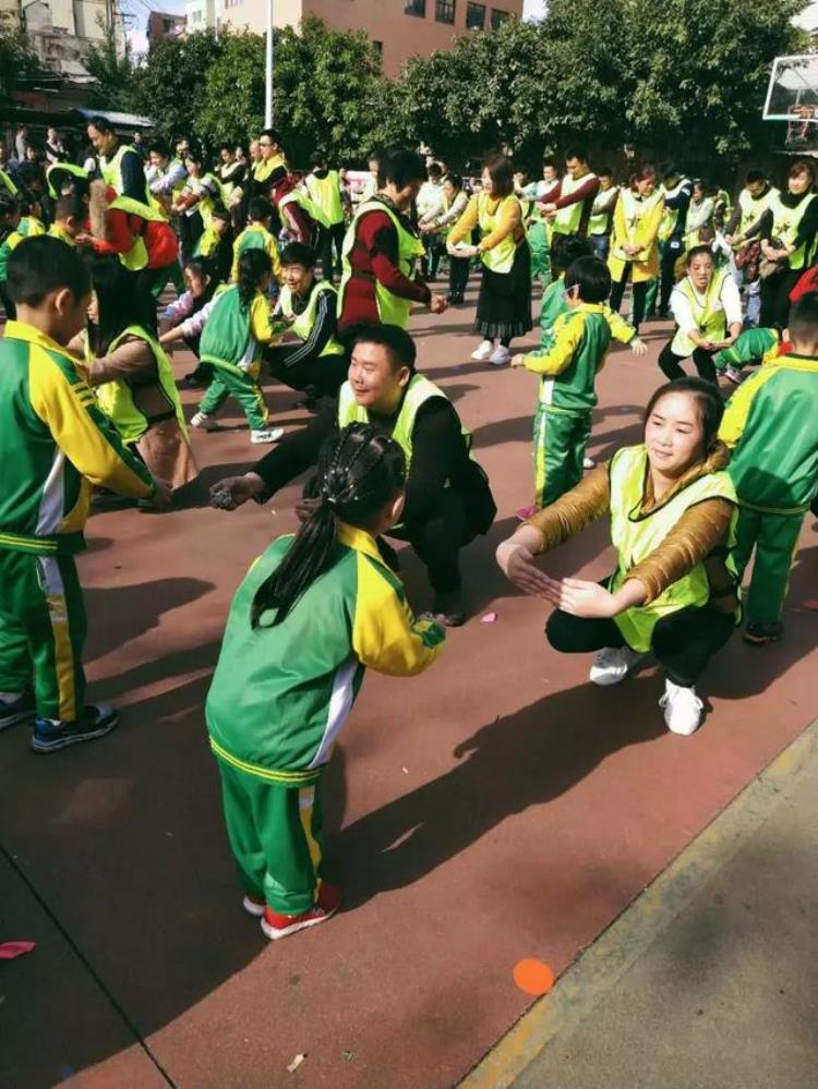 大手牵小手,一起来运动亲子运动会「大手拉小手健康动起来灌篮幼儿园2019亲子运动会」