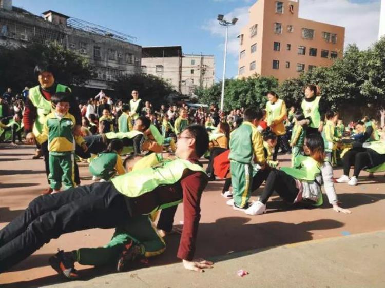 大手牵小手,一起来运动亲子运动会「大手拉小手健康动起来灌篮幼儿园2019亲子运动会」