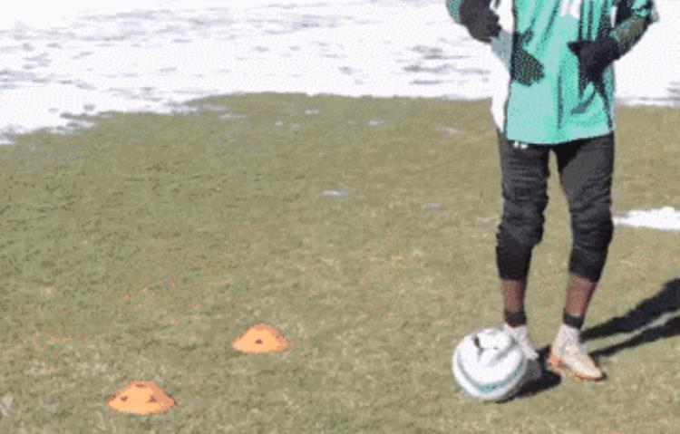 如何提高足球快速带球能力「足球基础教学短时间提高带球速率的训练动作」