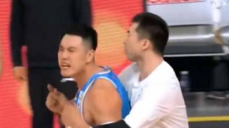 cba北京队犯规「纵观CBA北京队一场罢赛闹剧揭开中国篮球最丑陋的伤疤」