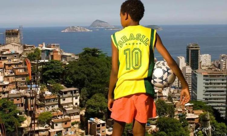 巴西为何是足球王国「巴西足球为什么能独领风骚成就足球王国原因竟是这样的」