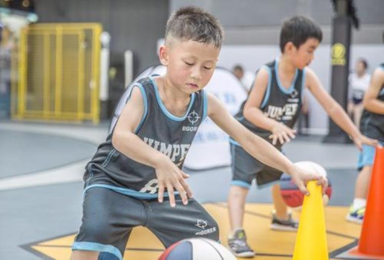 儿童篮球训练方法团队意识为一身体发展为二技术要领为三