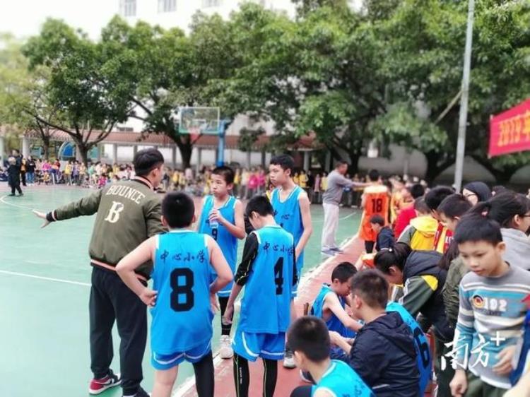 个个都是高手黄江体育老师带学生玩转篮球