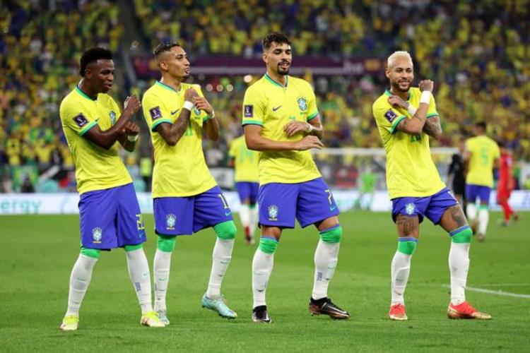 当巴西球员开始尽情热舞我们就能看到真正的桑巴足球