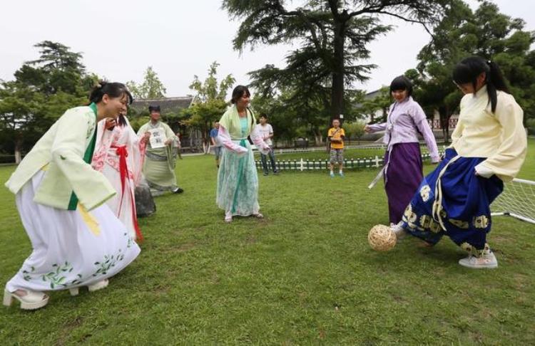 足球运动起源于中国的蹴鞠「足球起源于我国古代蹴鞠有三千年历史古诗可以见证它的魅力」