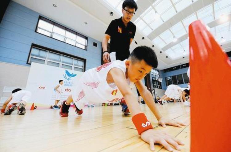 儿童篮球训练方法团队意识为一身体发展为二技术要领为三