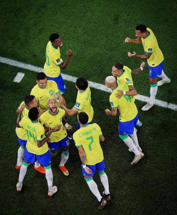 当巴西球员开始尽情热舞我们就能看到真正的桑巴足球