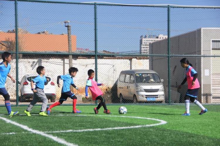 足球传接球实践课教案模板「昆明少儿足球训练日志利用合理的传接球寻找空间」
