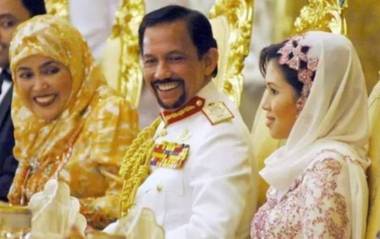 文莱国王的12个子女「文莱国王3个老婆12个娃400亿身价惹人爱却只留原配在身边」