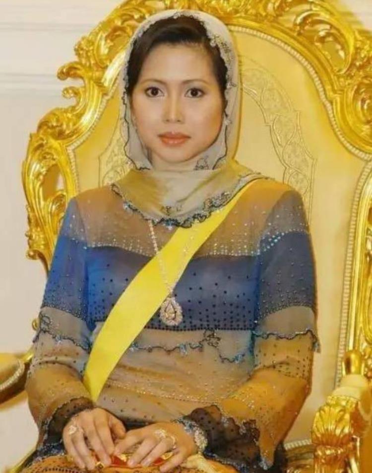 文莱国王的12个子女「文莱国王3个老婆12个娃400亿身价惹人爱却只留原配在身边」