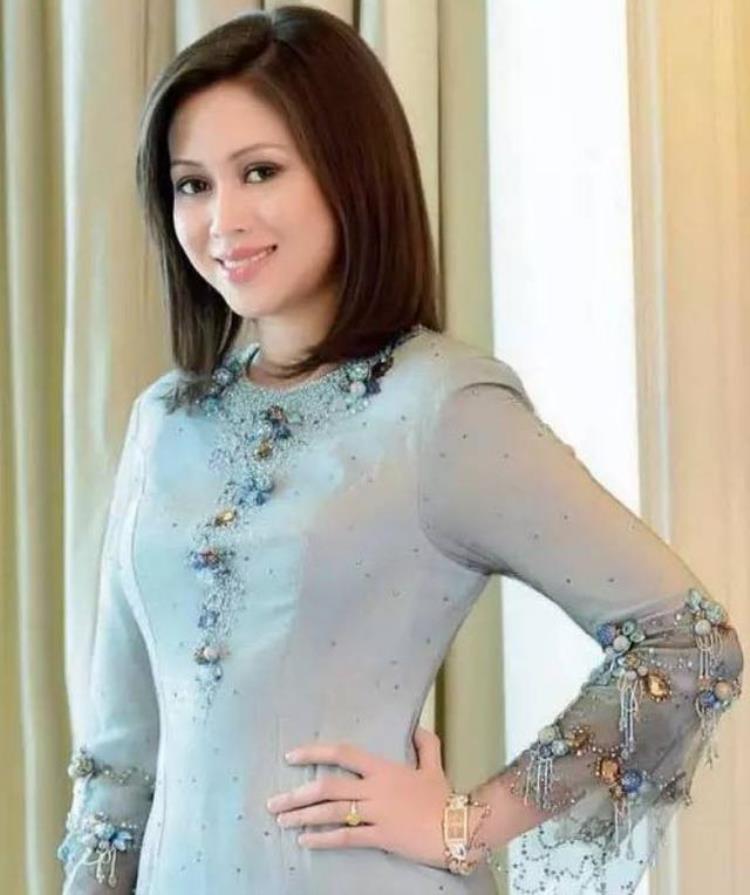 文莱国王的12个子女「文莱国王3个老婆12个娃400亿身价惹人爱却只留原配在身边」