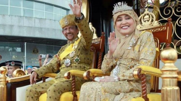 文莱国王的12个子女「文莱国王3个老婆12个娃400亿身价惹人爱却只留原配在身边」