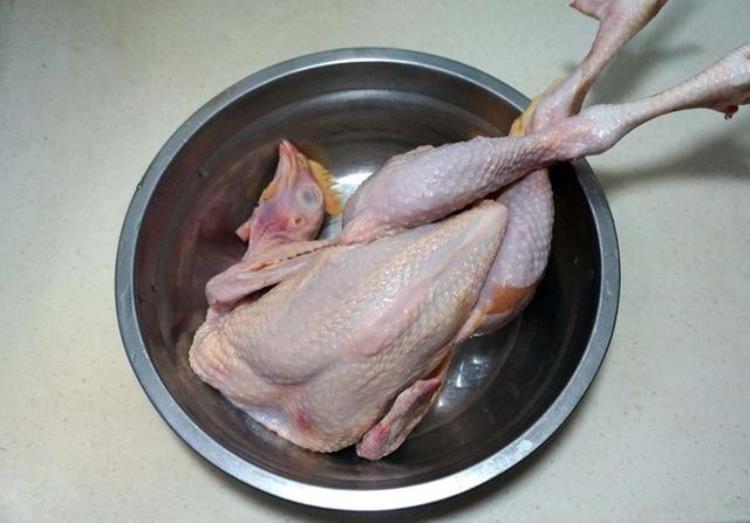 白切鸡怎么入盐味「广东大厨做白切鸡浸鸡之前加一点盐才能逼出鸡肉原有鲜味」