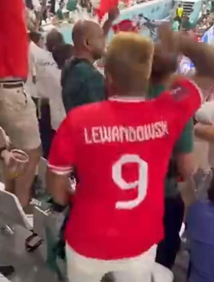 到底是哪头的莱万打入世界杯首粒进球后球迷脱掉沙特球衣为其庆祝