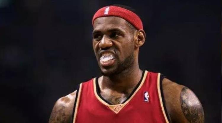 库里嘴里咬的是什么「库里他们嘴巴咬的是什么NBA球员如何保护牙齿」