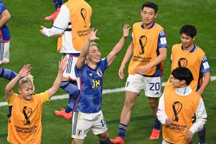 日本球员仰天长啸短短27小时世界杯2大冷门亚洲奇迹