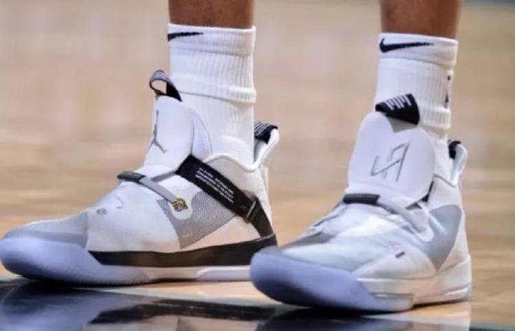 今日nba球员上脚球鞋「今日NBA球星上脚了哪些鞋是谁穿了一双配色骚气的勒布朗8」
