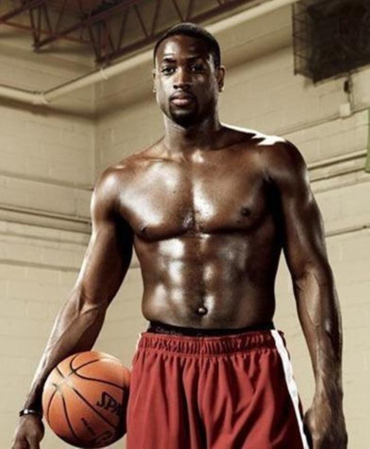 詹姆斯身体肌肉「有一种肌肉叫做NBA球员的胸肌詹姆斯如钢铁马龙胸肌堪称完美」