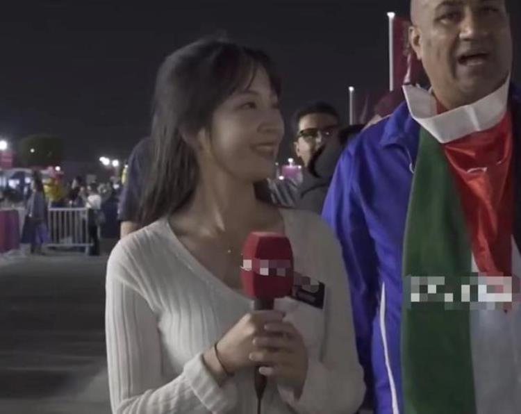 韩国女主持人忍不住笑「韩美女主持直播世界杯被骚扰遭外国球迷包围强搂无奈保持微笑」