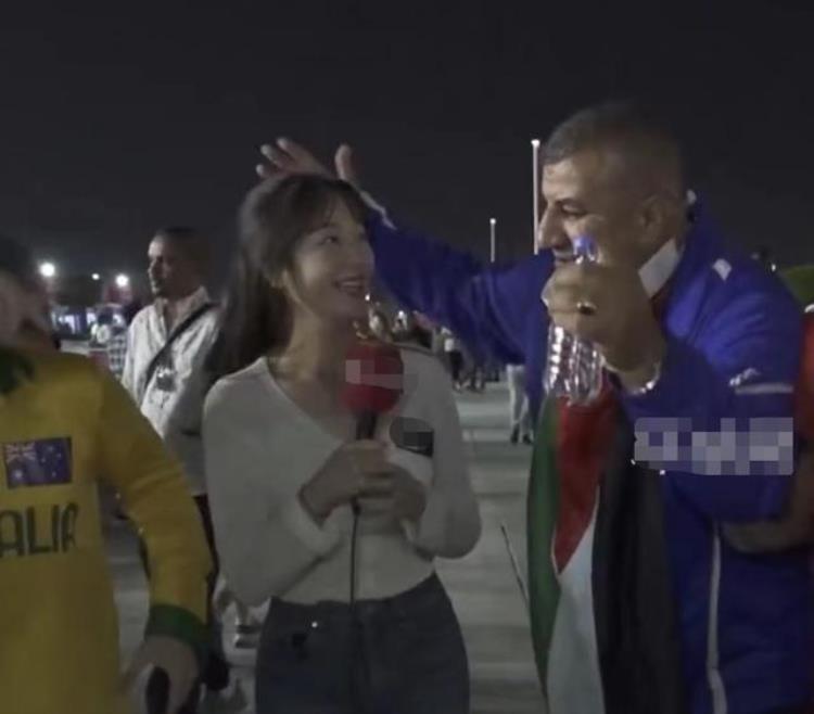 韩国女主持人忍不住笑「韩美女主持直播世界杯被骚扰遭外国球迷包围强搂无奈保持微笑」