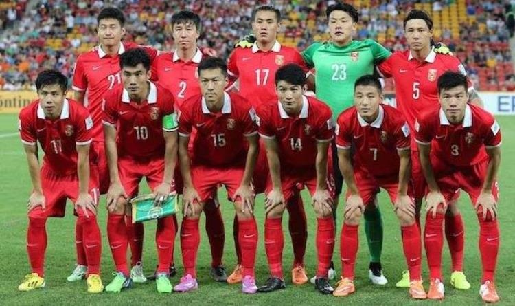 中国男足球服「中国男足穿什么球衣能出线阿迪达斯耐克还是茵宝彪马」