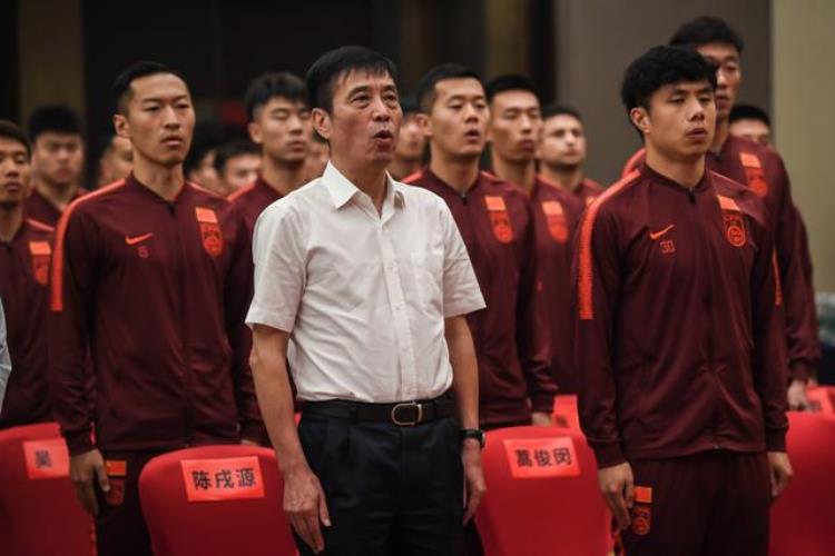 中国足球一塌糊涂「中国足球烂到根的原因媒体人互怼爆料揭示了一个基本问题」