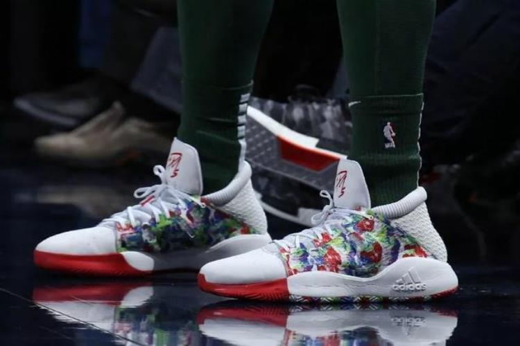nba今日球星上脚球鞋「NBA今日球星脚圣诞节的骚鞋都上线了」