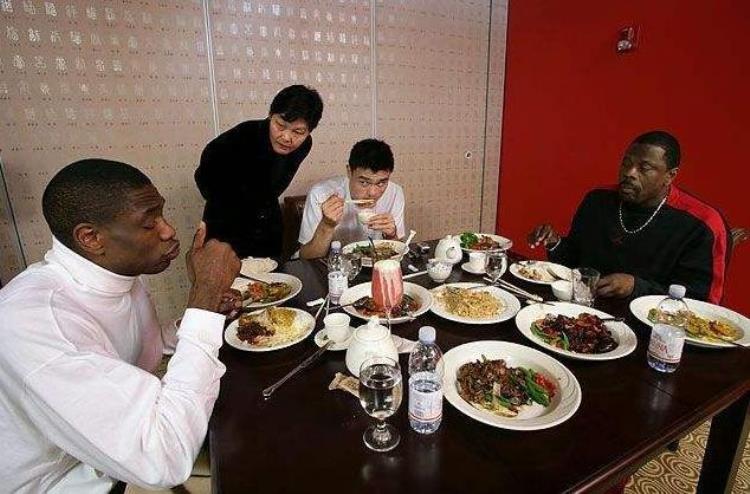 姚明请nba球员吃饭「NBA球星怎么请客吃饭姚明请客就到自家饭店杜兰特包场被炮轰」